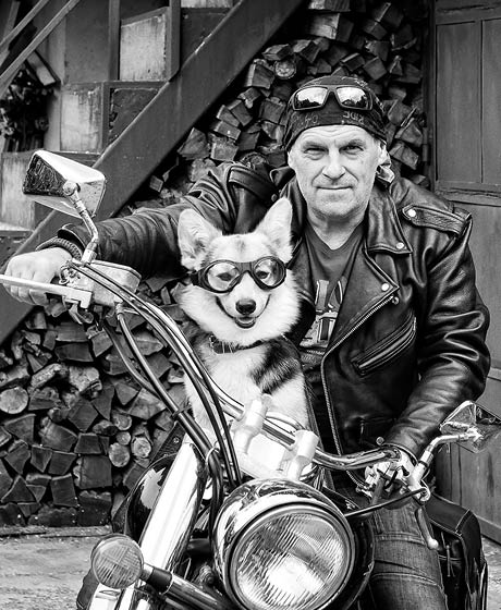 Akador Gold, Biker mit Hund